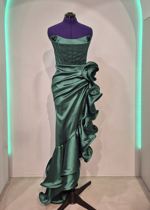 Asimetrična dramatična haljina s korzetom i volanom ukoso