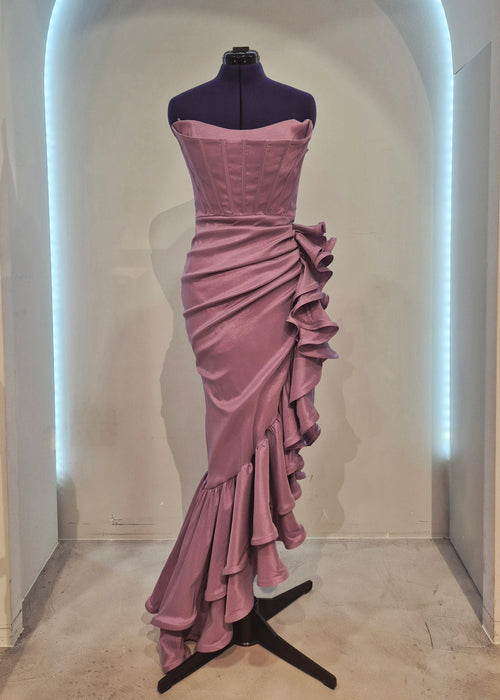 Asimetrična dramatična haljina s korzetom i volanom ukoso