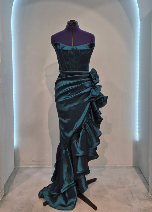 Asimetrična dramatična haljina s korzetom i volanom ukoso