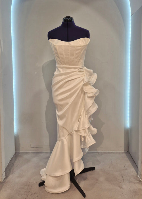 Asimetrična dramatična haljina s korzetom i volanom ukoso