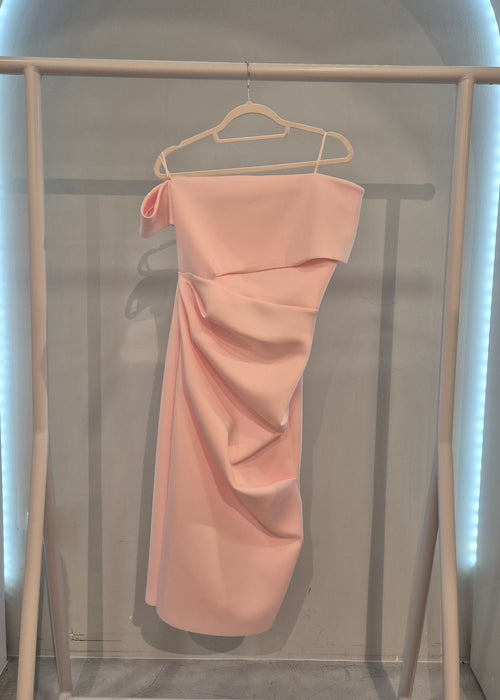 Haljina od “skube” s asimetrično spuštenim ramenima