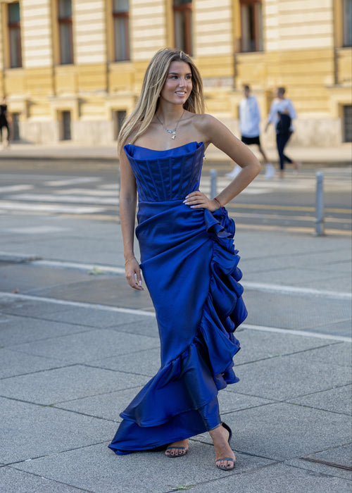 Haljina sa bočnim prorezom za nogu i volanima