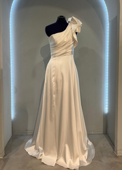 Duga haljina s voluminoznim ukrasom na ramenu