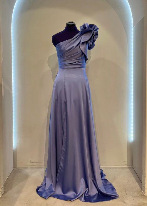 Duga haljina s voluminoznim ukrasom na ramenu