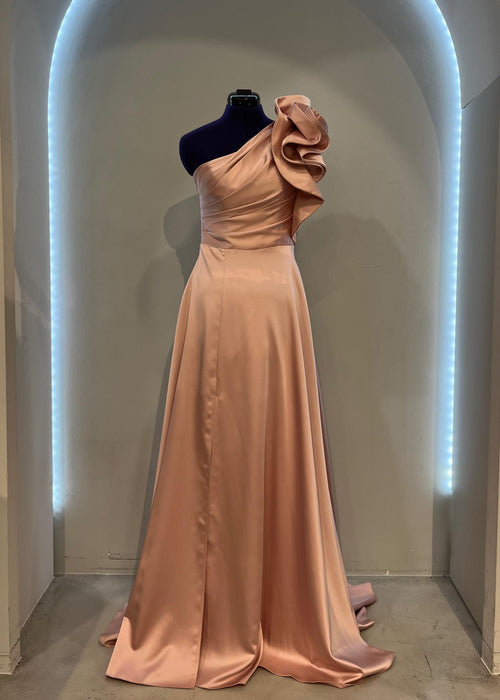 Duga haljina s voluminoznim ukrasom na ramenu