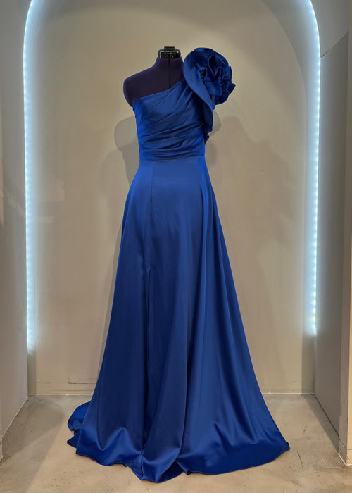 Duga haljina s voluminoznim ukrasom na ramenu