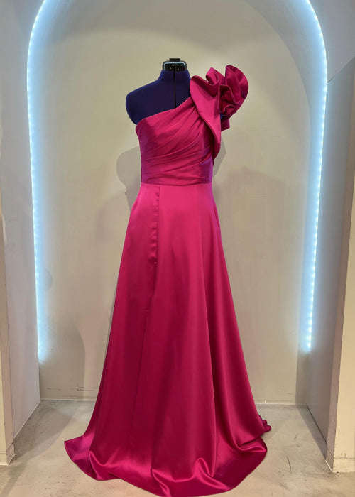 Duga haljina s voluminoznim ukrasom na ramenu