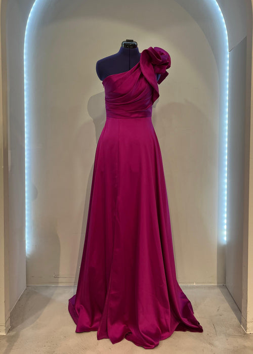 Duga haljina s voluminoznim ukrasom na ramenu