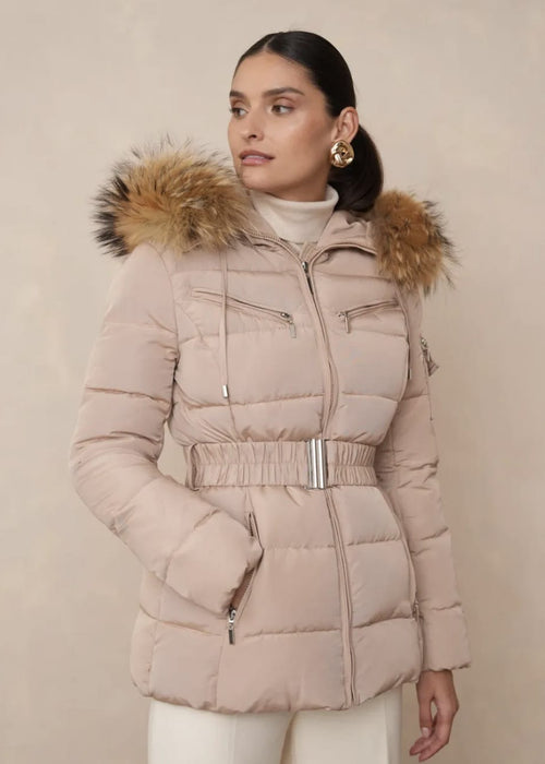 Kratka jakna s remenom i pravim krznom