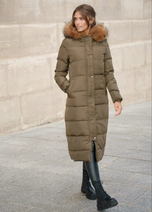 Duga jakna s kapuljačom i pravim krznom