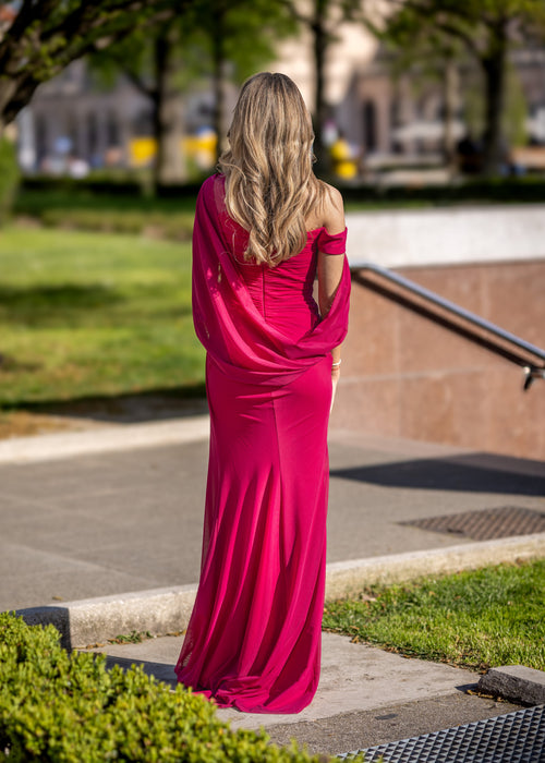 Duga uska haljina sa šalom i prorezom