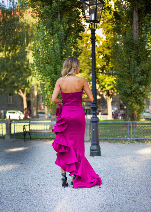 Duga haljina s korzetom i volanom ukoso