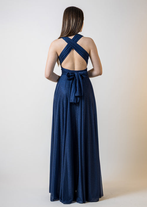 Haljina od svjetlucavog materijala i otvorenim leđima