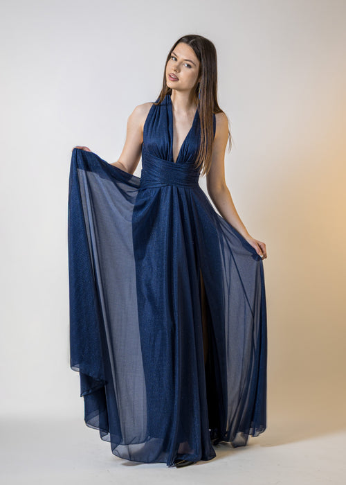 Haljina od svjetlucavog materijala i otvorenim leđima